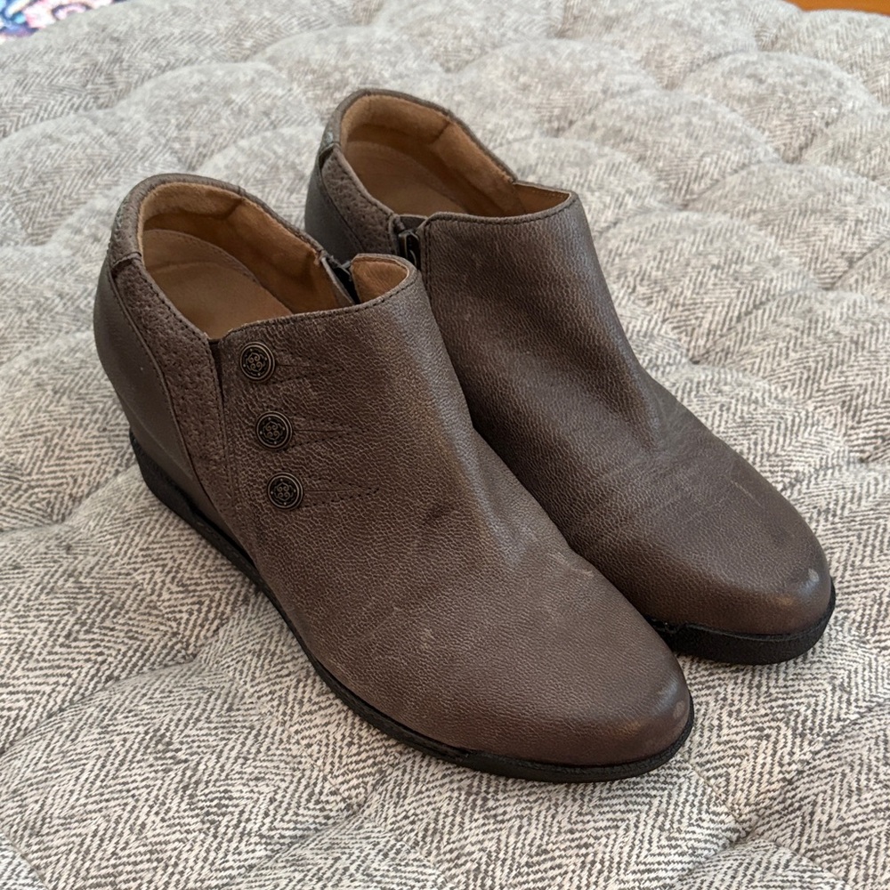 Halsa Devina leather wedge booties size 9.5M